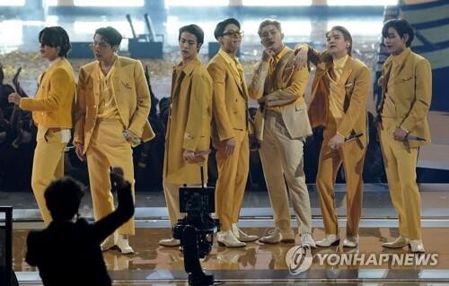 AMA 주인공은 BTS…두 곡 부르고 엔딩까지 장식했다(종합)