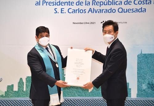 Costa Rican President Alvarado given honorary Seoul citizenship