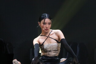 Hwasa begins activities for 'I'm a 빛"... come-back stage at 'Music Bank'