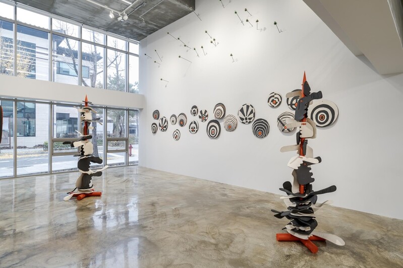 진짜 내 모습과는 다른 말과 행동…엠마 하트 개인전