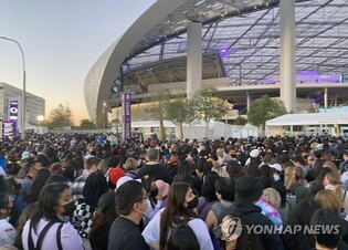 ARMYs at LA concert, "Thanks to BTS, we could overcome difficult times going through COVID-19 pandemic"