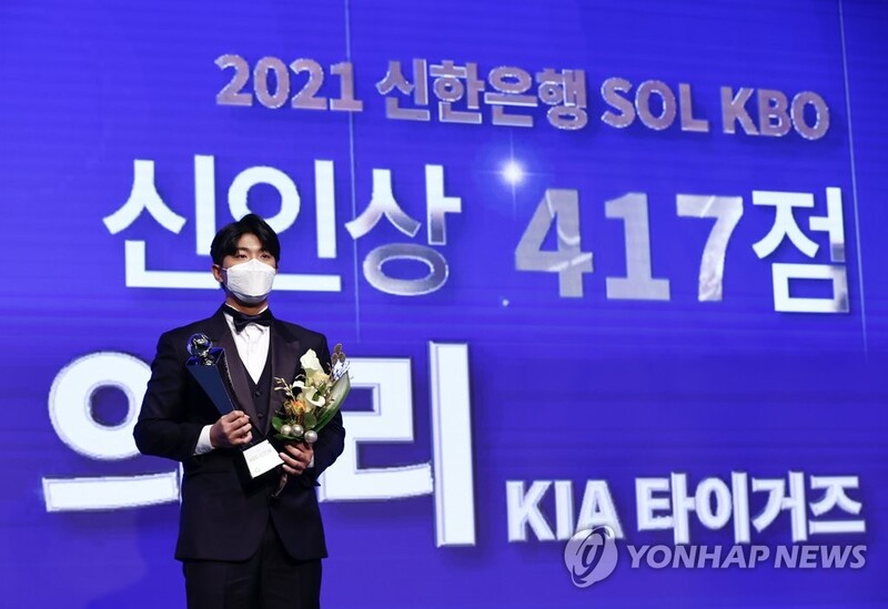 (LEAD) Teen left-hander wins KBO's top rookie award