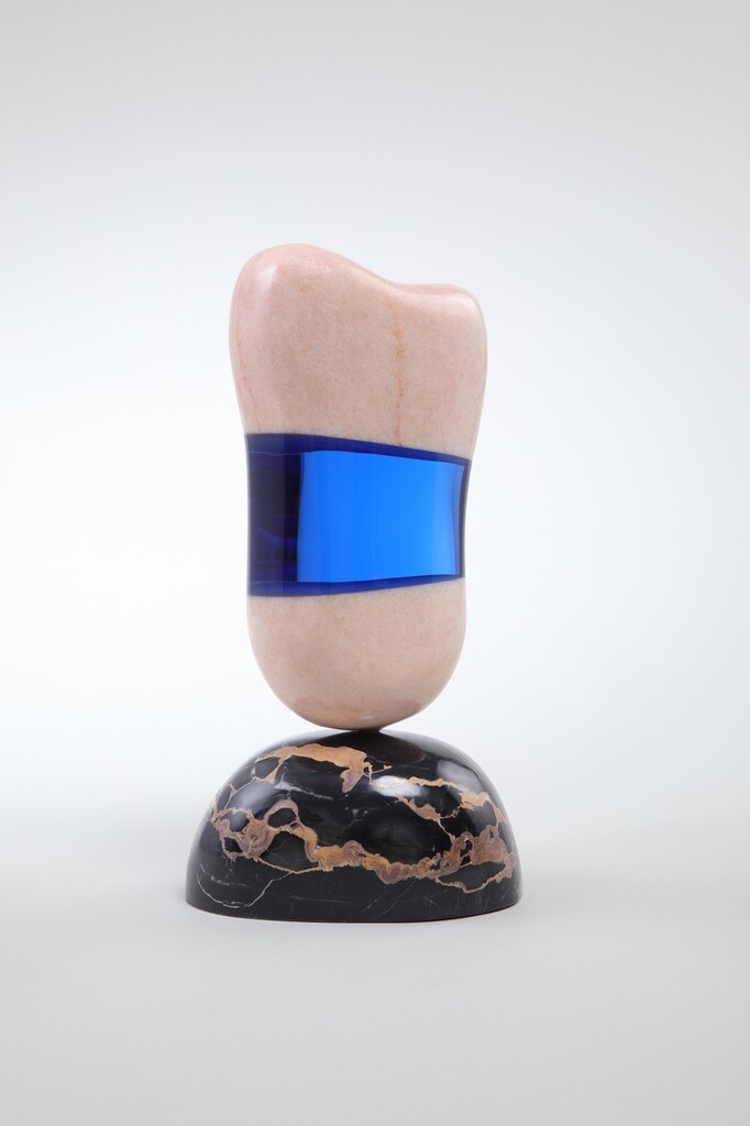 한 몸이 된 돌과 유리…조각가 신재환 개인전