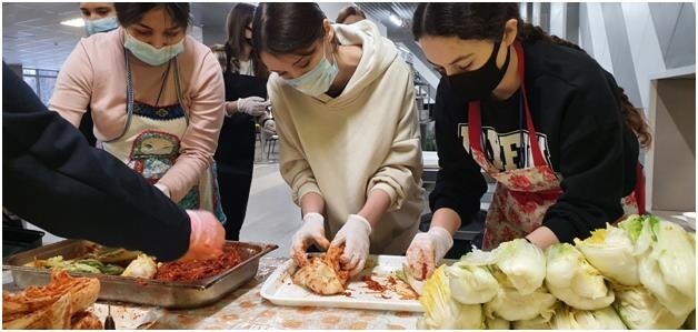 '김치 만들고, 오징어 게임'…러시아 카잔서 한국문화 캠프
