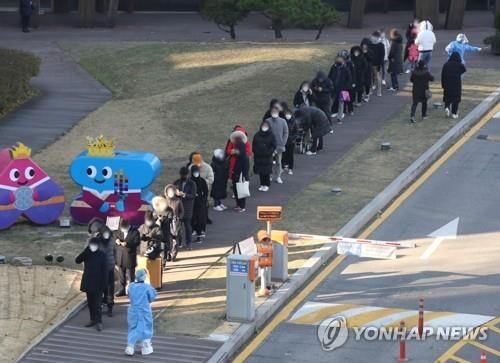 (4th LD) Daily infections, serious cases at record high amid growing omicron woes