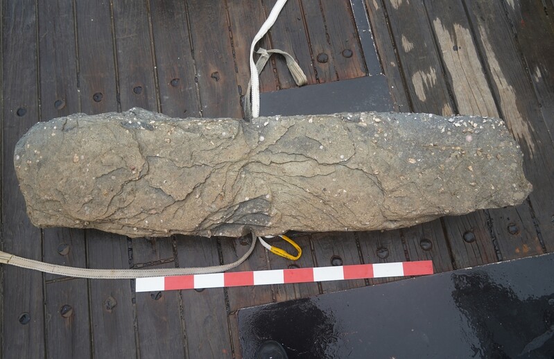 명량해협서 닻돌·도자기 등 유물 60여 점 나왔다