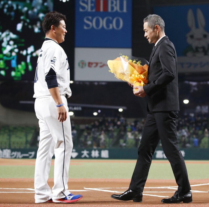 마쓰자카 은퇴식에 깜짝 등장한 이치로…"오랫동안 잘해줬다"
