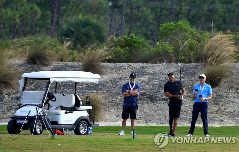 우즈, 2시간 반 동안 몸 풀었다…중계석에서는 객원 해설도