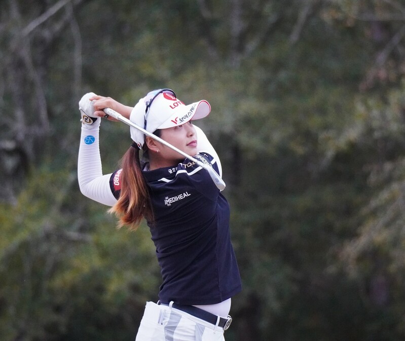 (LEAD) KLPGA star Choi Hye-in among 5 S. Koreans to survive 1st cut in LPGA qualifying event