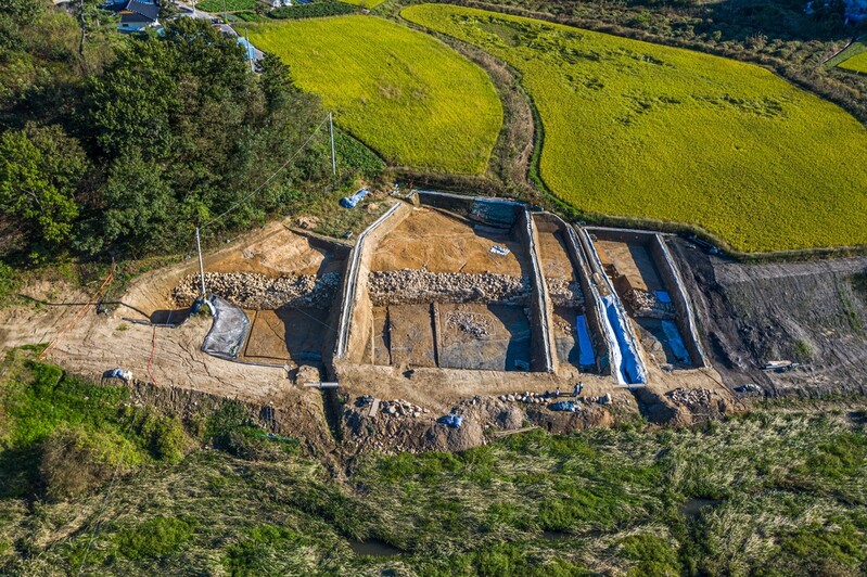 백제 유적 '부여 나성' 습지구간 축성 기법 확인