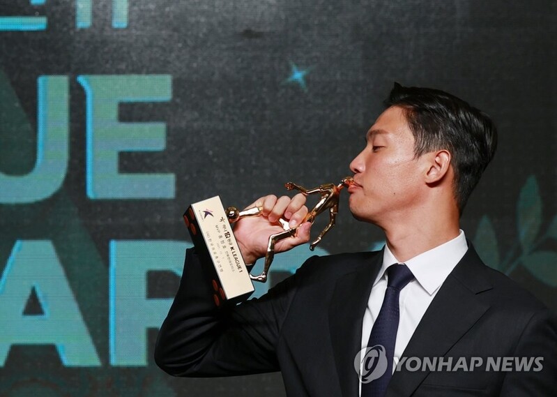 (LEAD) S. Korean football MVP thanks club for extending lifeline