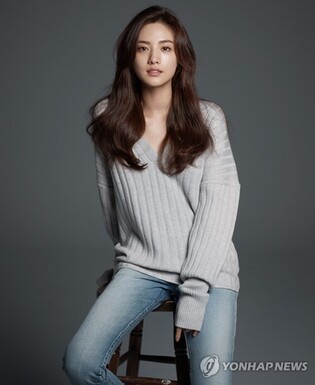 Singer-actress Nana renews her contract with longtime management agency