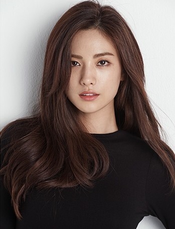 나나, 12년 몸담은 소속사 플레디스와 다시 재계약