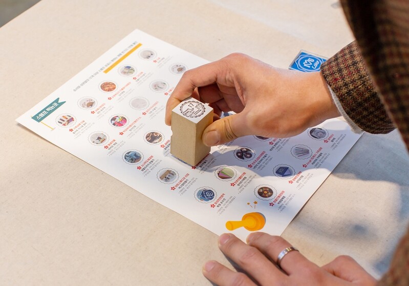 "전주 한옥마을내 공방 12번 들르면 체험할인권 드려요"