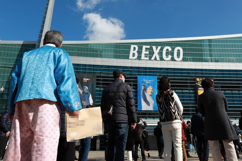 한복입고·휠체어타고…코로나19 확산에도 테스형은 포기못해