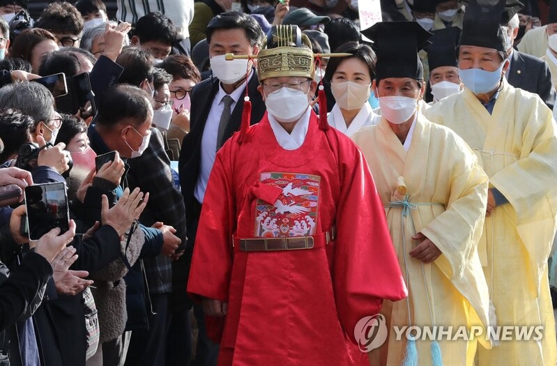 Lee calls for immediately allocating 100 tln won to virus-hit small businesses