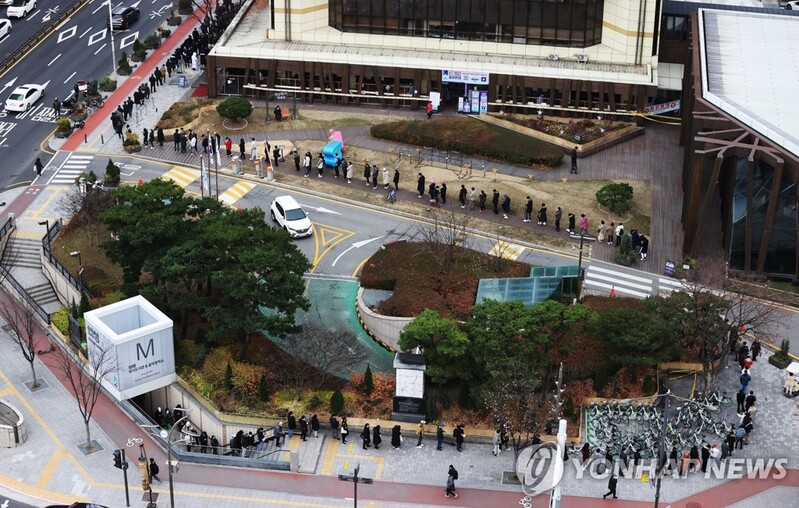 Nearly 70 pct of public say 'living with COVID-19' scheme raised health risk: poll