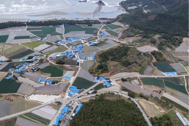 신안 자은도 둔장마을 색깔 입었다…담장 흰색·지붕 코발트블루