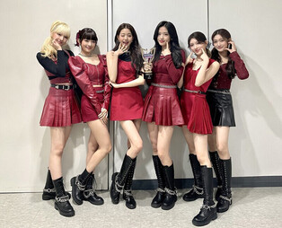 Hot debut, IVE holding trophy