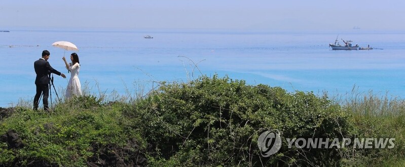제주 신혼여행객이 더 오래 머물고 많이 지출…만족도는 '보통'