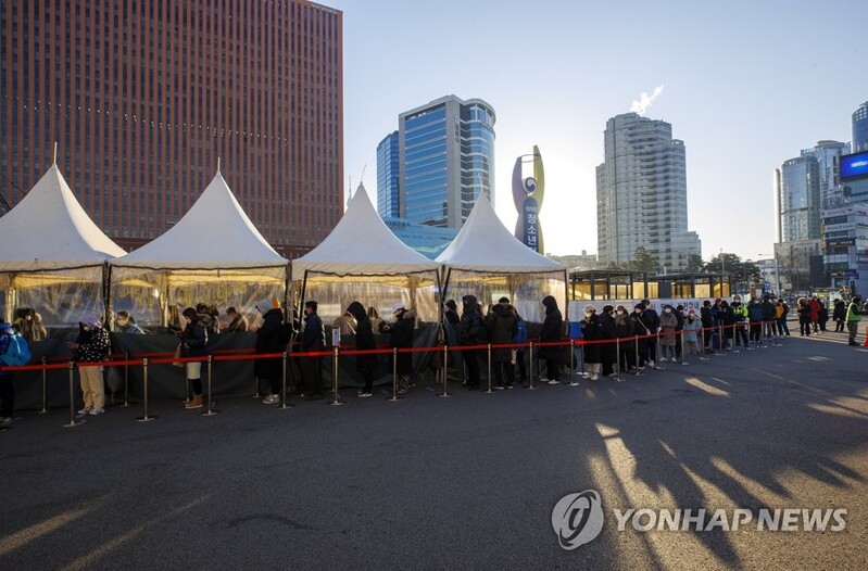 (2nd LD) S. Korea reimposes tighter virus curbs, critical cases top 1,000 for 1st time