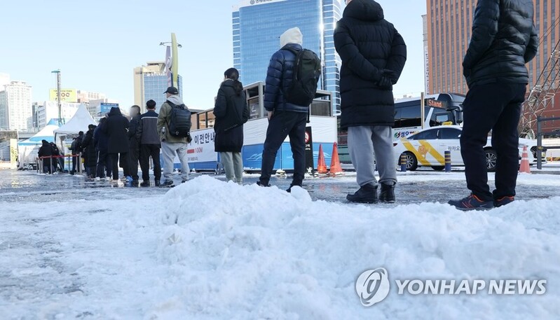 (5th LD) New COVID-19 cases below 7,000 for 1st time in five days, critical cases at fresh high