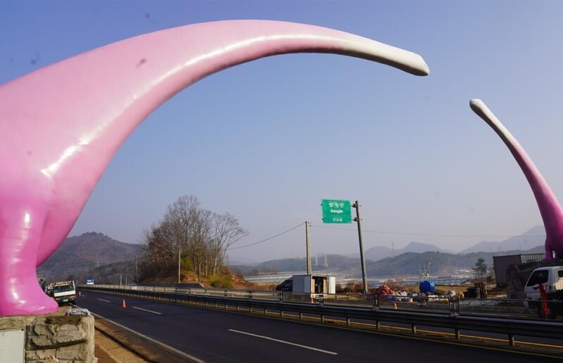 해남 관문에 높이 12m 분홍색 공룡 상징조형물 설치
