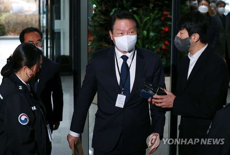 (LEAD) SK, group chief Chey fined 1.6 bln won over alleged unfair biz case
