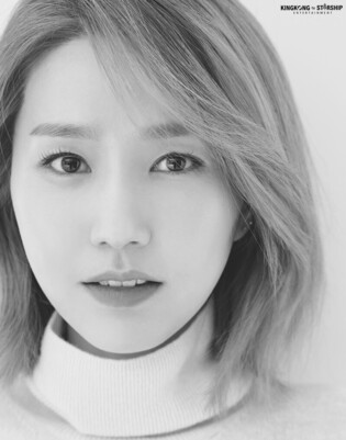 Singer-actress Lee Jin unveils new profile photos