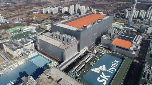(News Focus) Having passed major regulatory hurdle for Intel deal, SK hynix eyes economies of scale, sharper competitive edge