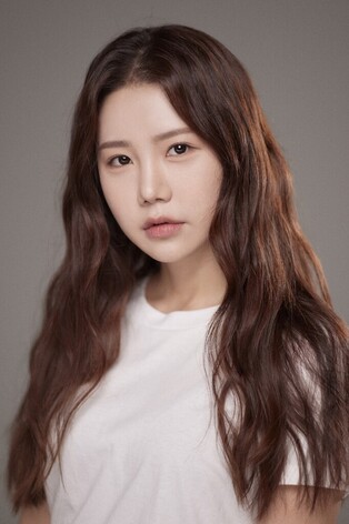 Song Ha-yea to throw a shoot at Korean Basketball League while performing a halftime concert