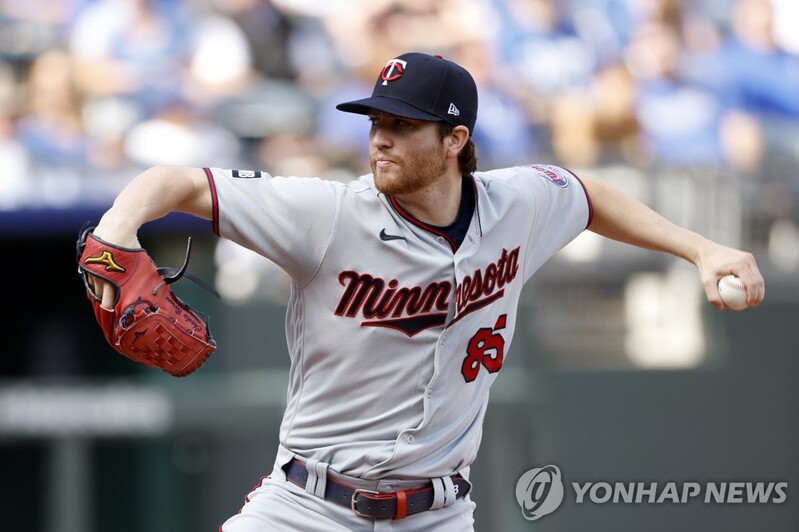 Lotte Giants sign 2 new American pitchers