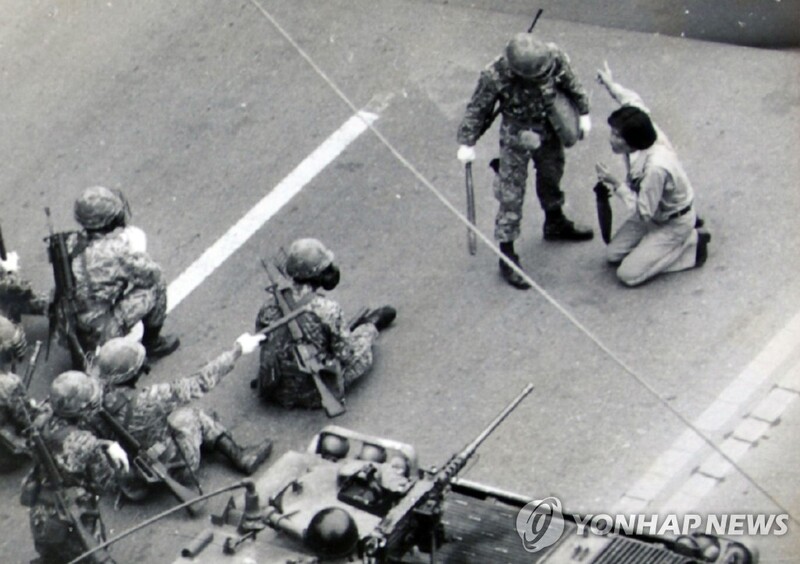 "전두환, 5·18 광주진압작전 건의 문서에 '굿 아이디어' 발언"