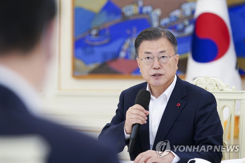 Moon asks chiefs of conglomerates to keep hiring youth