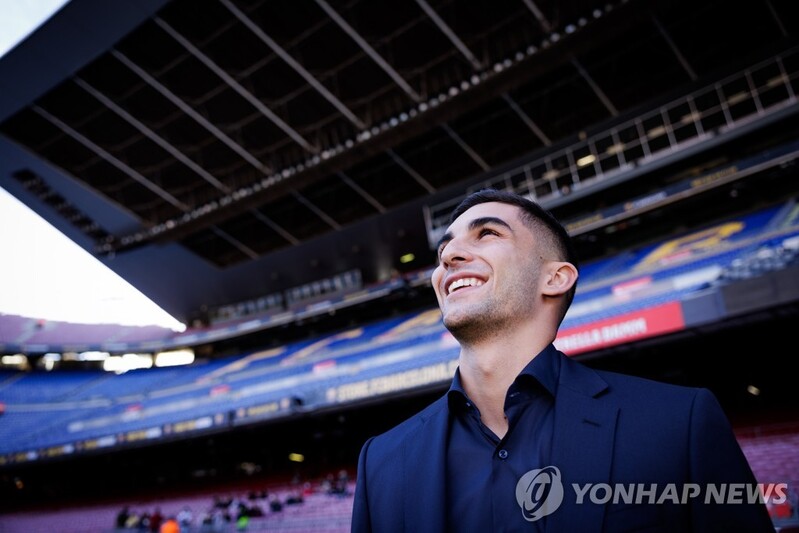 위기의 바르셀로나, '영건' 페란 토레스 영입…메시 공백 지울까