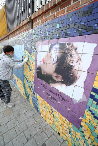 Chinese fans' wall painting for V