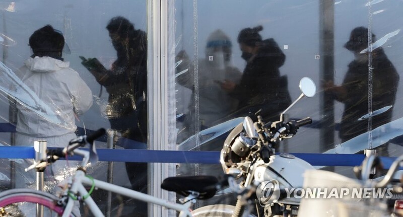 (4th LD) New infections below 5,000, distancing curbs extended for 2 weeks