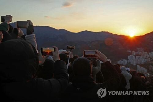 "새해 첫 해맞이 하자"…일출 명소 주변 관광지 '북적'