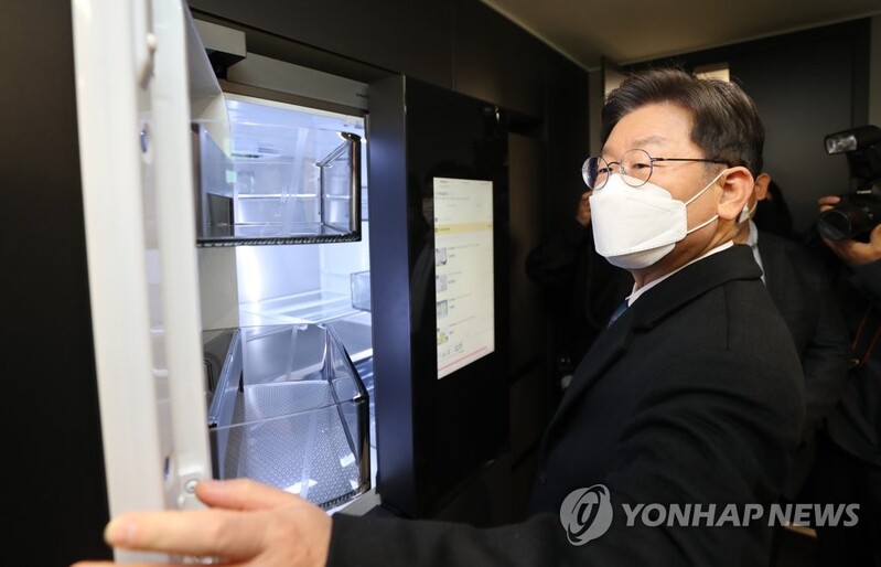 Lee to raise election funds via NFTs to woo young voters
