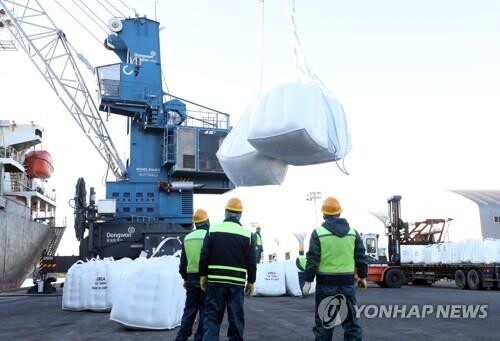 LX International to bring in 1,100 tons of urea from China this week