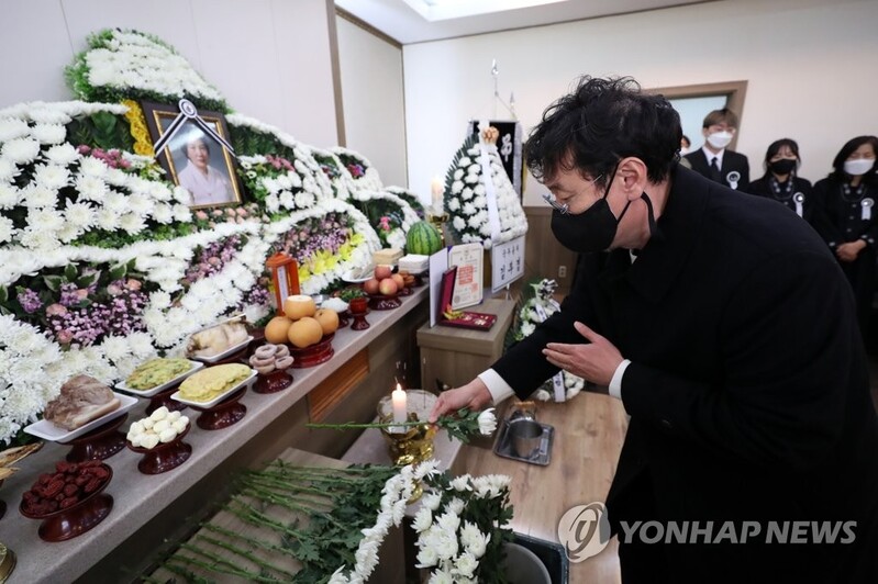 '배은심 여사 별세' 한걸음에 달려온 영화 1987 감독·배우