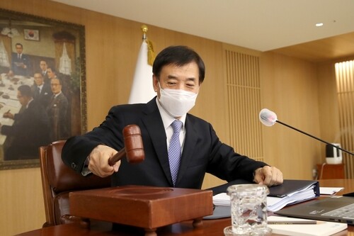(3rd LD) BOK chief hints at more hikes after raising policy rate to pre-pandemic level