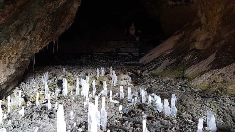 [픽! 제천] 땅에서 불쑥…한파가 만든 역고드름 '신비'