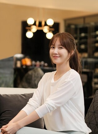 S. Korean actress Lee Ji-ah, donates IT devices to underprivileged children