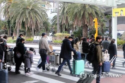 설 연휴 이틀째…역·터미널은 '북적', 스키장·해변은 '한산'