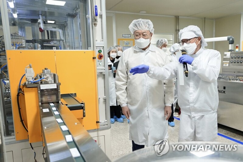 (LEAD) S. Korea's new COVID-19 cases hit fresh high of 17,532 amid Lunar New Year holiday