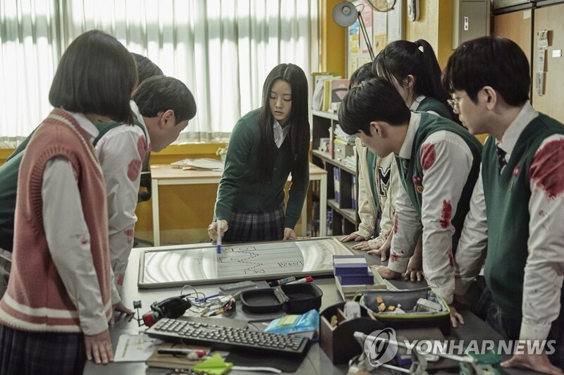 남은 연휴 OTT 정주행해볼까…좀비물부터 블랙코미디·예능까지