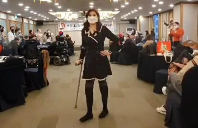 [OK!제보] 의족 달고 모델 데뷔 "아름다움 뽐내고 싶어"