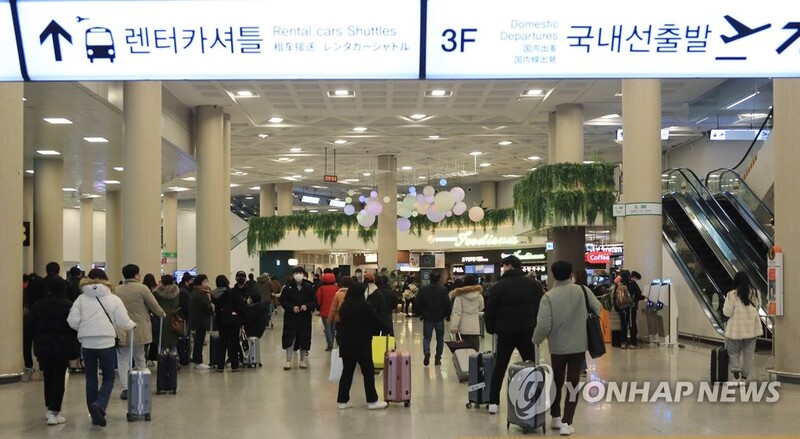 설날 하루 앞두고 막바지 귀성 행렬에 역·터미널 '북적북적'