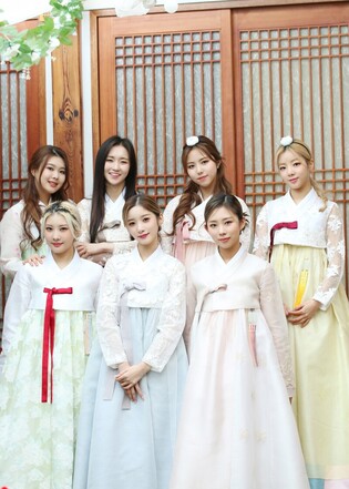 PURPLE KISS' 2022 Lunar New Year greetings in Hanbok